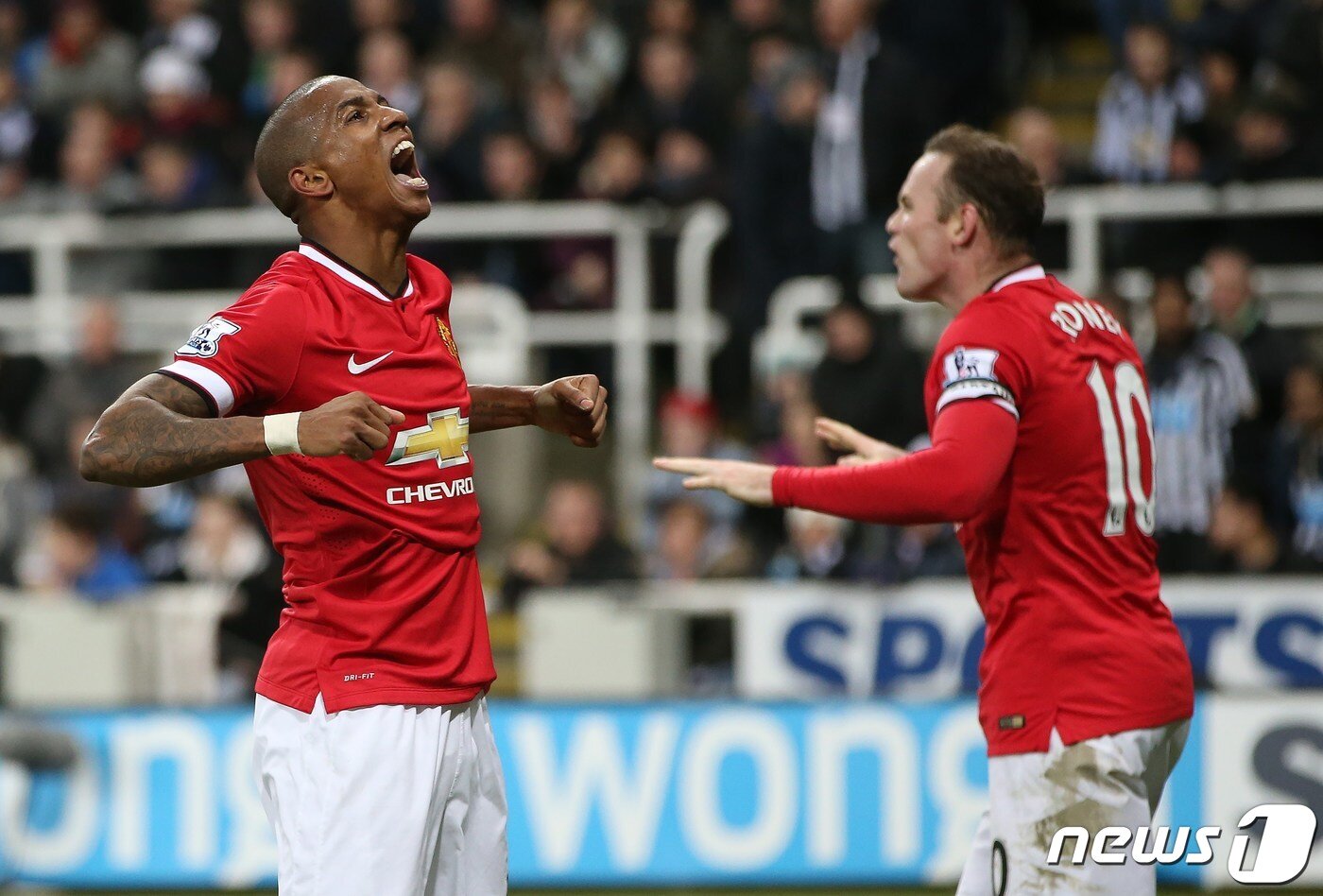 본문 이미지 - 맨유 시절 애슐리 영(왼쪽)과 웨인 루니 ⓒ AFP=뉴스1