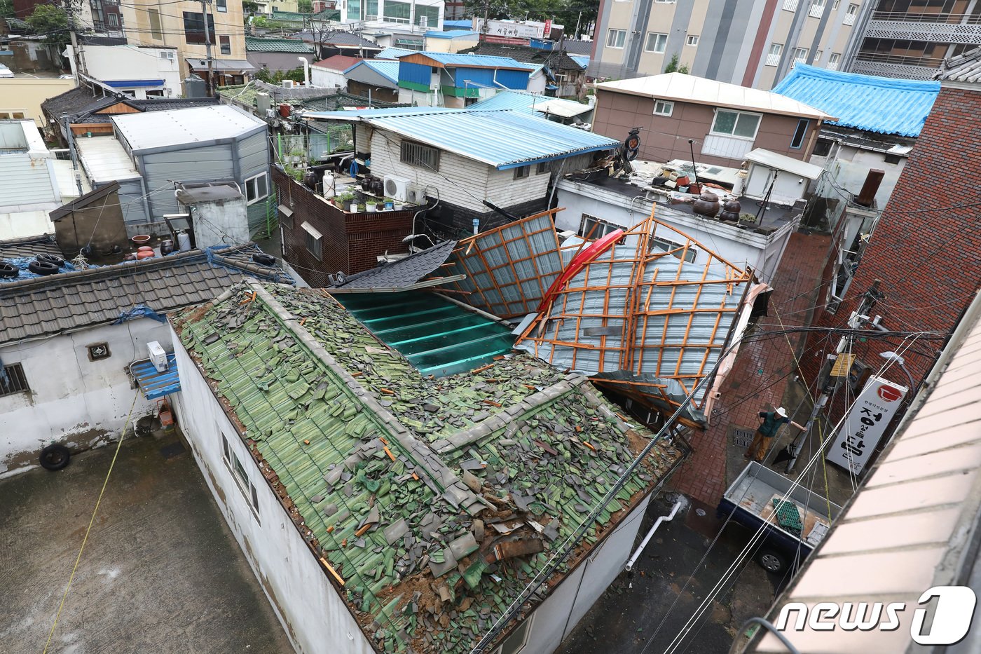 11일 오후 대구 도심에 기습적인 폭우가 쏟아진 가운데 중구 남산동의 한 주택 지붕이 크게 파손된 채 옆집에 걸쳐 있다. 2023.7.11/뉴스1 ⓒ News1 공정식 기자