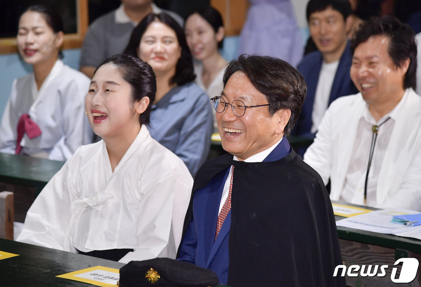 (광주=뉴스1) 박준배 기자 = 강기정 광주시장이 11일 오후 북구 광주역사민속박물관 기획전시실에서 열린 '광주는 교육이다' 전시회 '특별한 수업'에 참여해 활짝웃고 있다.(광주시 …