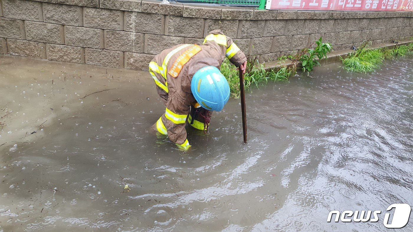 11일 오후 3시 59분께 인천 계양구 서운동 자동차전문학원 인근 도로가 침수됐다는 신고가 접수돼 소방대원들이 안전 점검을 하고 있다. &#40;인천소방본부 제공&#41; 2023.7.11/뉴스1