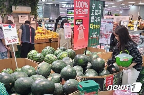 롯데마트 제타플렉스점에서 수박을 사는 고객(롯데마트 제공)