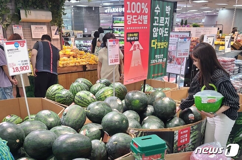 본문 이미지 - 롯데마트 제타플렉스점에서 수박을 사는 고객(롯데마트 제공)
