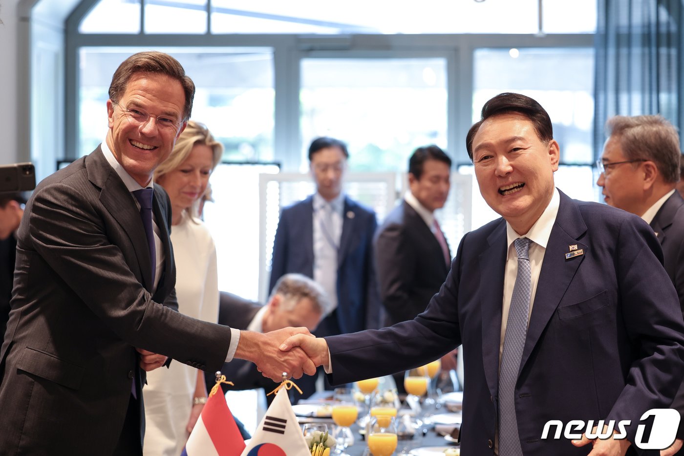 본문 이미지 - 윤석열 대통령이 7월11일(현지시간) 빌뉴스 시내의 한 식당에서 열린 마크 뤼터 네덜란드 총리와의 오찬 회담에서 악수를 나누고 있다. (대통령실 제공) 2023.7.11/뉴스1 ⓒ News1 오대일 기자