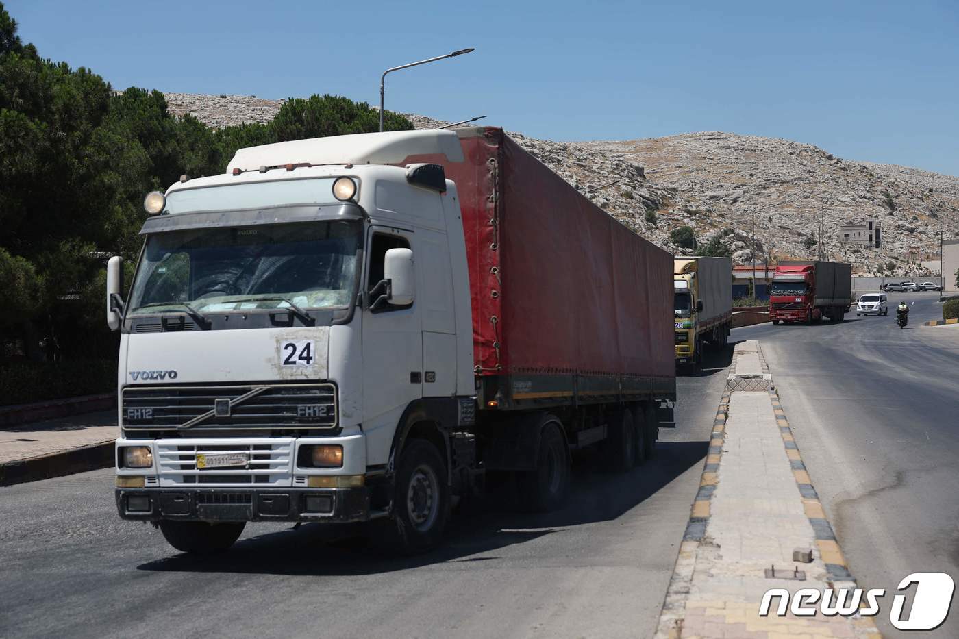본문 이미지 - 10일(현지시간) 밥 알하와 국경을 넘어 시리아 국경 안으로 유엔에서 파견한 구호물자 트럭이 진입하고 있다. 2023.07.10/ ⓒ AFP=뉴스1 ⓒ News1 권진영 기자