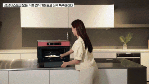 본문 이미지 - '삼성 비스포크 오븐'은 오븐뿐 아니라 에어프라이어, 그릴, 전자레인지 기능도 한 곳에서 모두 수행하는 올인원(All-in-1) 제품이다. (삼성전자 제공)
