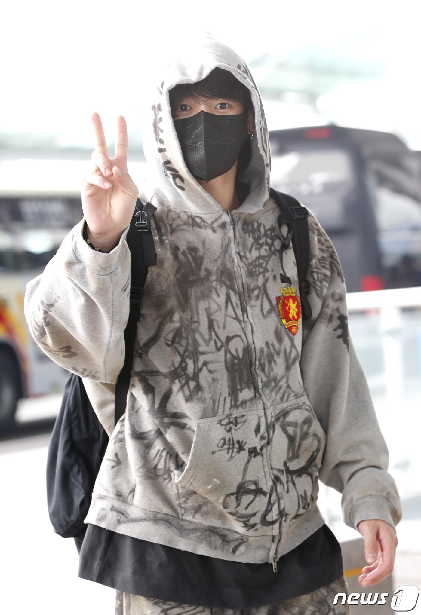 본문 이미지 - 방탄소년단(BTS) 정국이 해외 일정을 위해 12일 인천국제공항을 통해 미국 뉴욕으로 출국하며 브이을 그리고 있다. ⓒ News1 권현진 기자