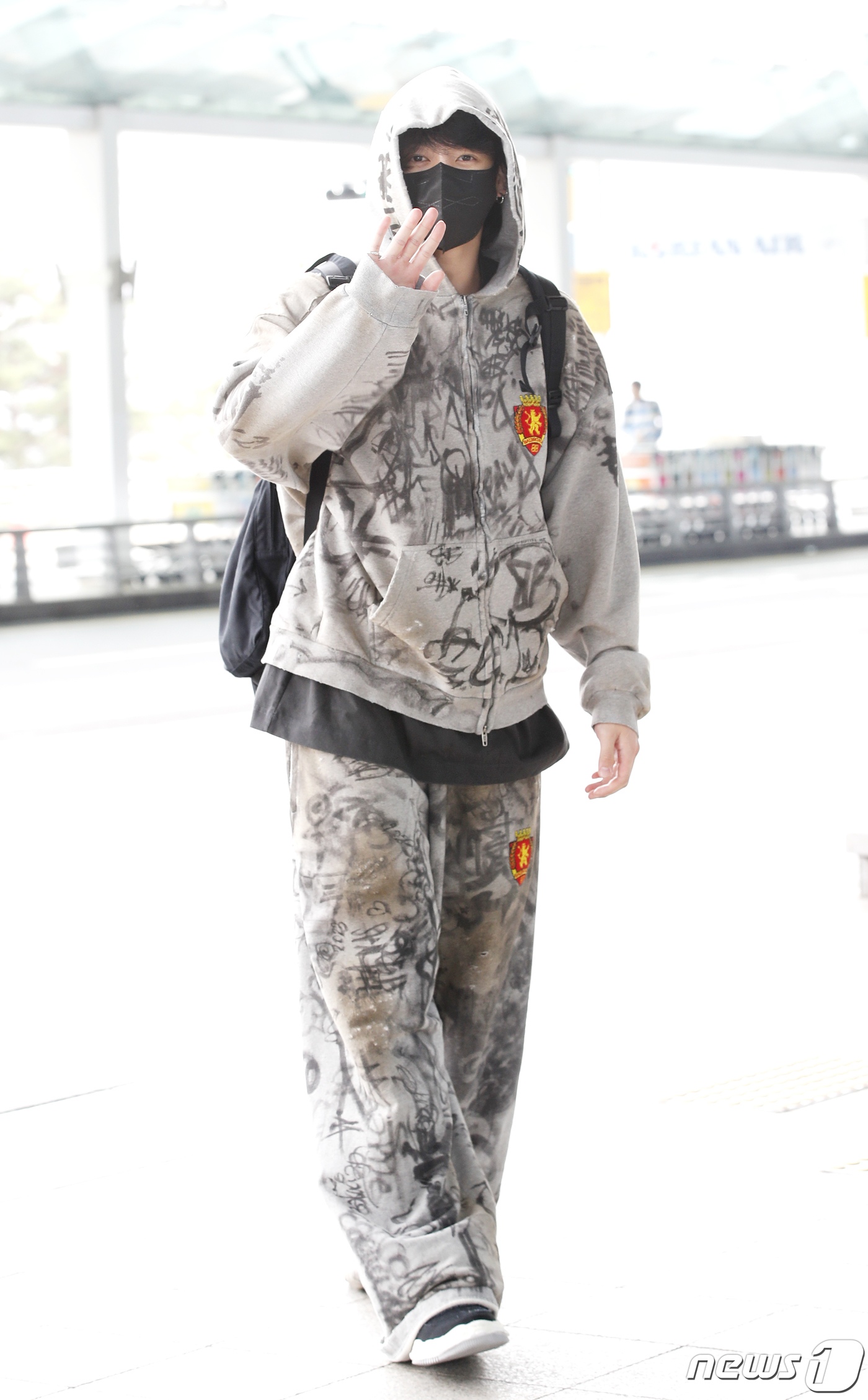 (인천공항=뉴스1) 권현진 기자 = 방탄소년단(BTS) 정국이 해외 일정을 위해 12일 인천국제공항을 통해 미국 뉴욕으로 출국하고 있다.정국은 오는 14일 오후 1시(한국시간) ' …