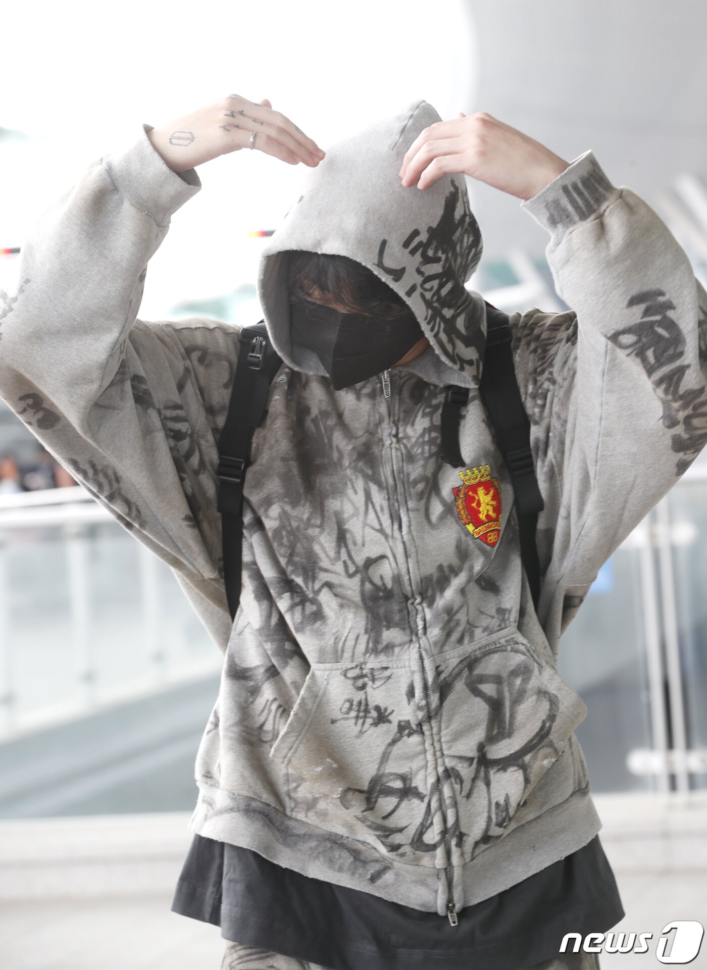 본문 이미지 - 방탄소년단(BTS) 정국이 해외 일정을 위해 12일 인천공항에 도착해 미국 뉴욕으로 출국하기 전 하트로 인사를 전하고 있다.  ⓒ News1 권현진 기자