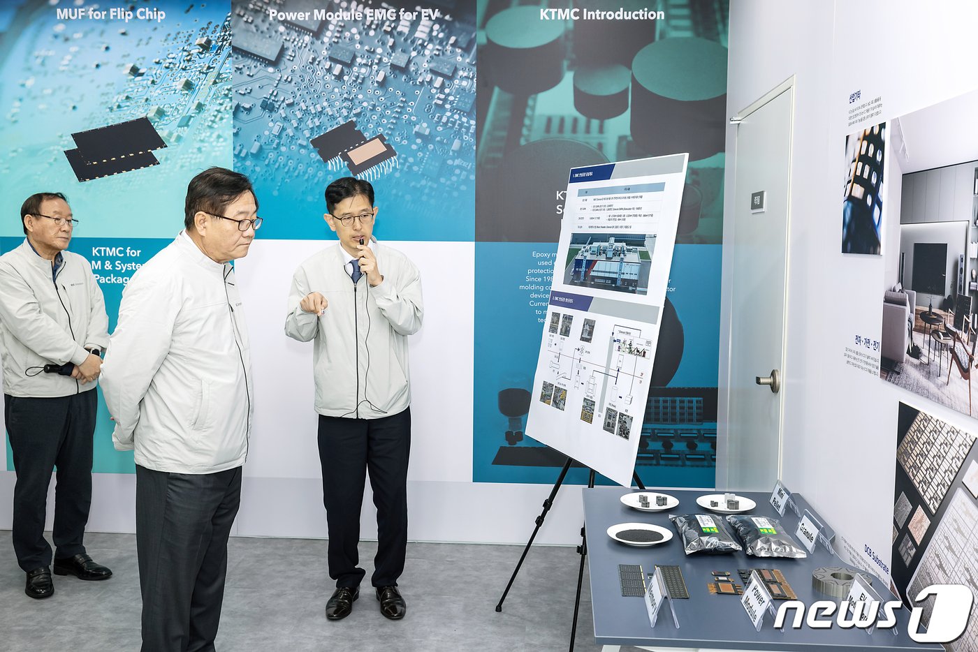 본문 이미지 - 정몽진 KCC 회장이(가운데) 안성 EMC 공장 준공기념 행사에 참석해 관계자로부터 신설 생산 라인에 대한 설명을 듣고 있다.(KCC 제공) 