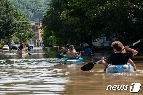 보트로 구조되는 버몬트 주민들© AFP=뉴스1
