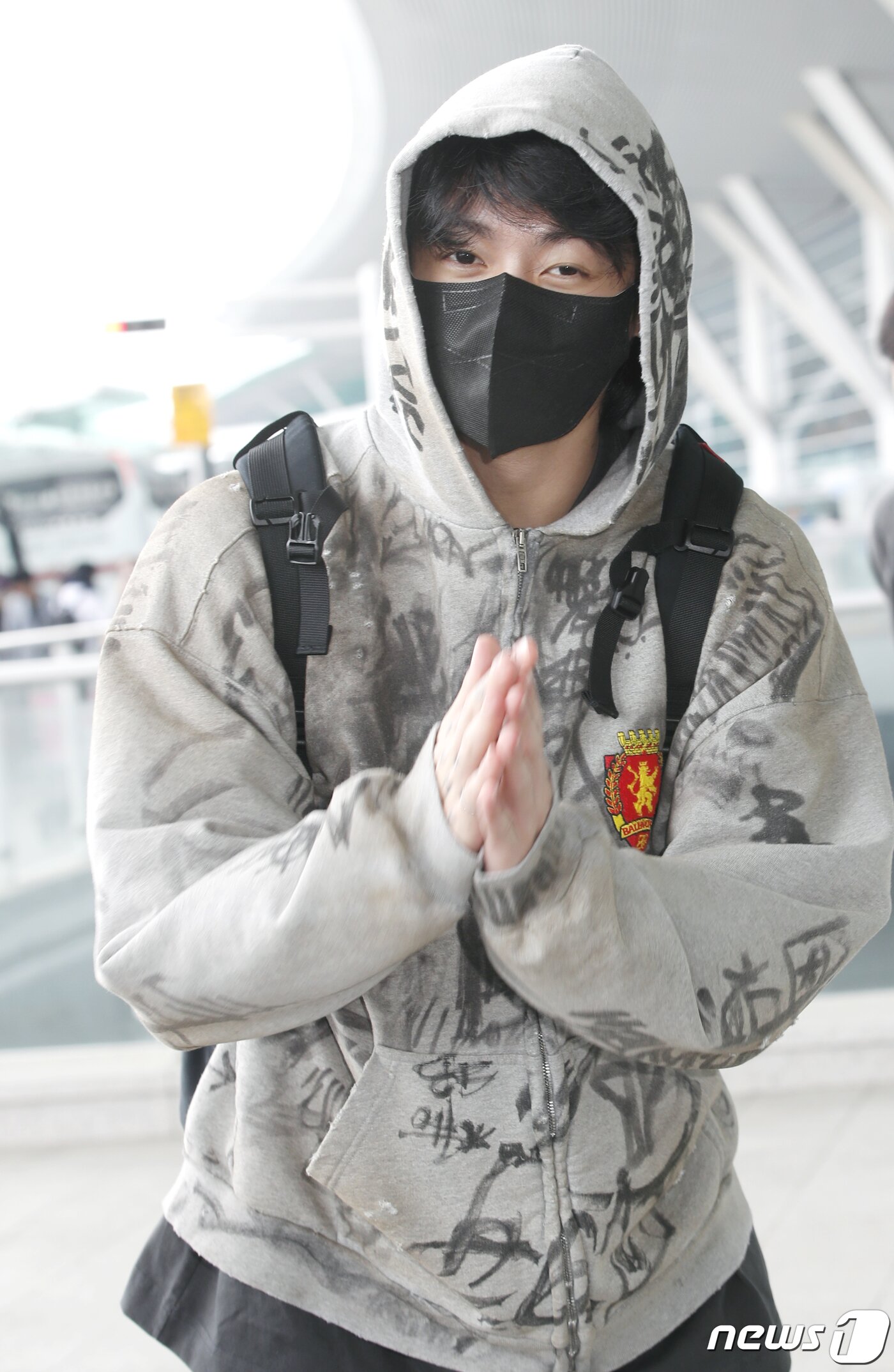 본문 이미지 - 방탄소년단(BTS) 정국이 해외 일정을 위해 12일 인천국제공항에 도착해 미국 뉴욕으로 출국하기 전 인사를 하고 있다. ⓒ News1 권현진 기자