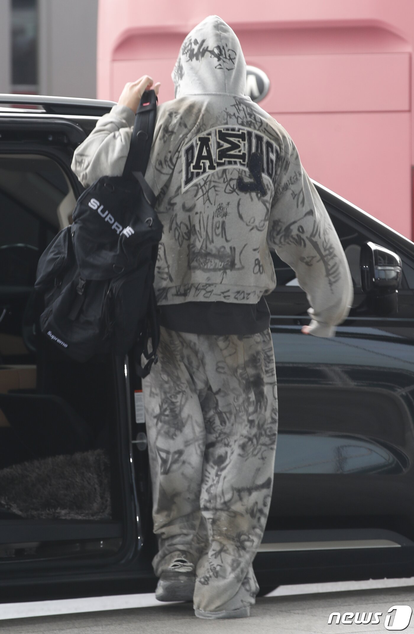 본문 이미지 - 방탄소년단(BTS) 정국이 해외 일정을 위해 12일 인천공항에 도착해 미국 뉴욕으로 출국하기 위해 하차하고 있다. ⓒ News1 권현진 기자