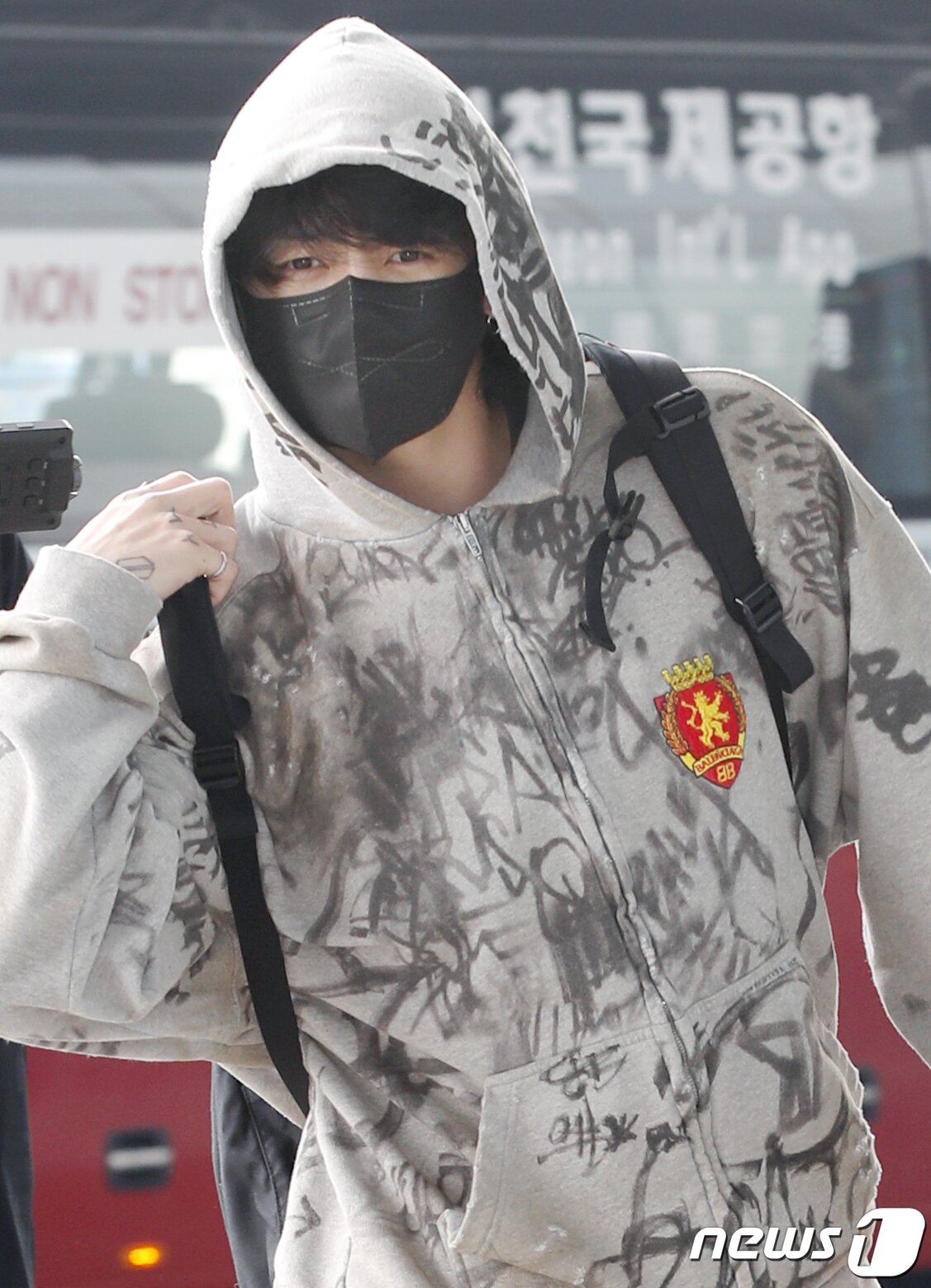 본문 이미지 - 방탄소년단(BTS) 정국이 해외 일정을 위해 12일 인천공항에 도착해 출국장으로 이동하고 있다. ⓒ News1 권현진 기자