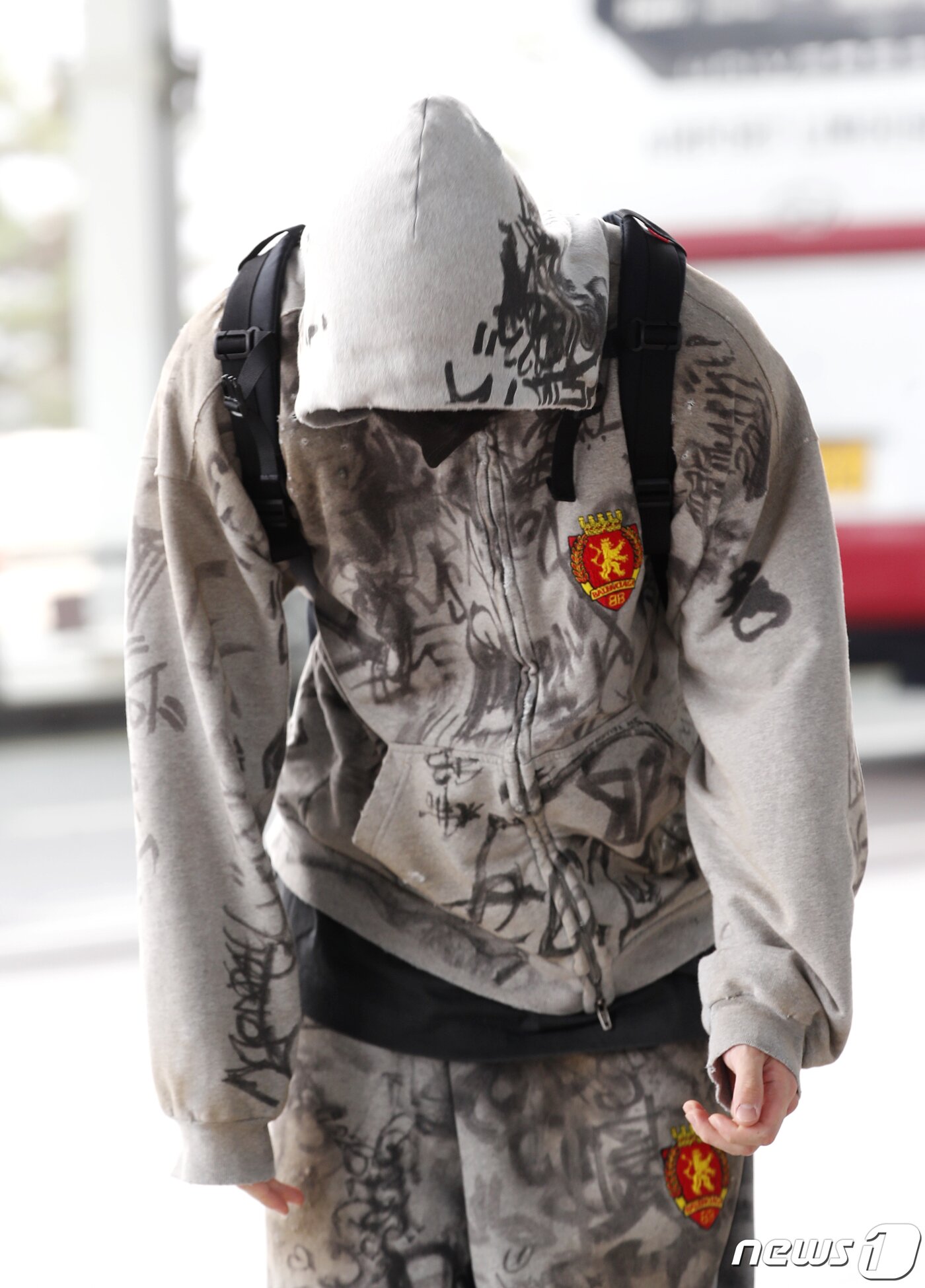 본문 이미지 - 방탄소년단(BTS) 정국이 해외 일정을 위해 12일 인천국제공항에 도착해 미국 뉴욕으로 출국하기 전 90도 인사를 하고 있다. ⓒ News1 권현진 기자