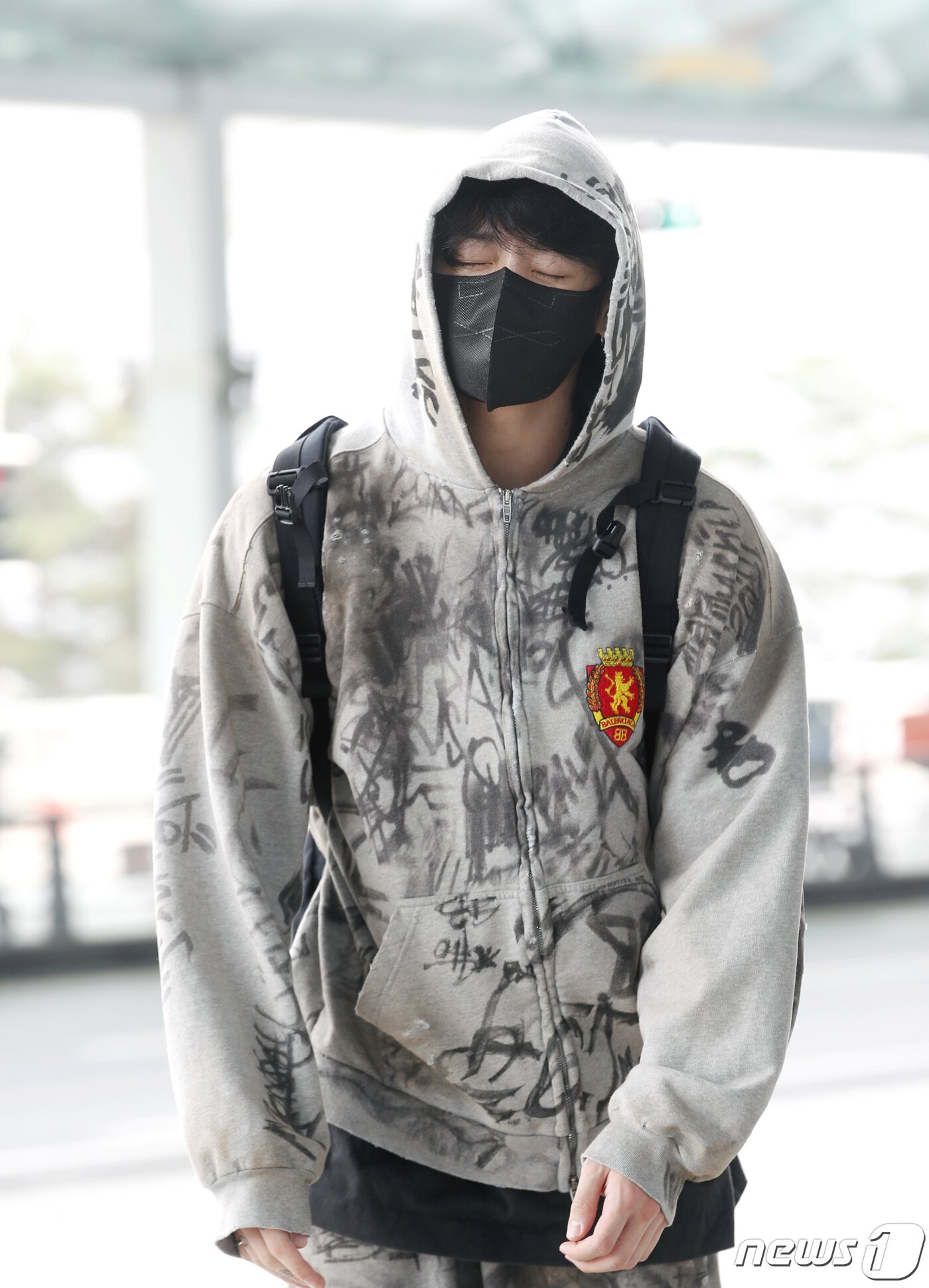 본문 이미지 - 방탄소년단(BTS) 정국이 해외 일정을 위해 12일 인천국제공항을 통해 미국 뉴욕으로 출국하고 있다.  ⓒ News1 권현진 기자