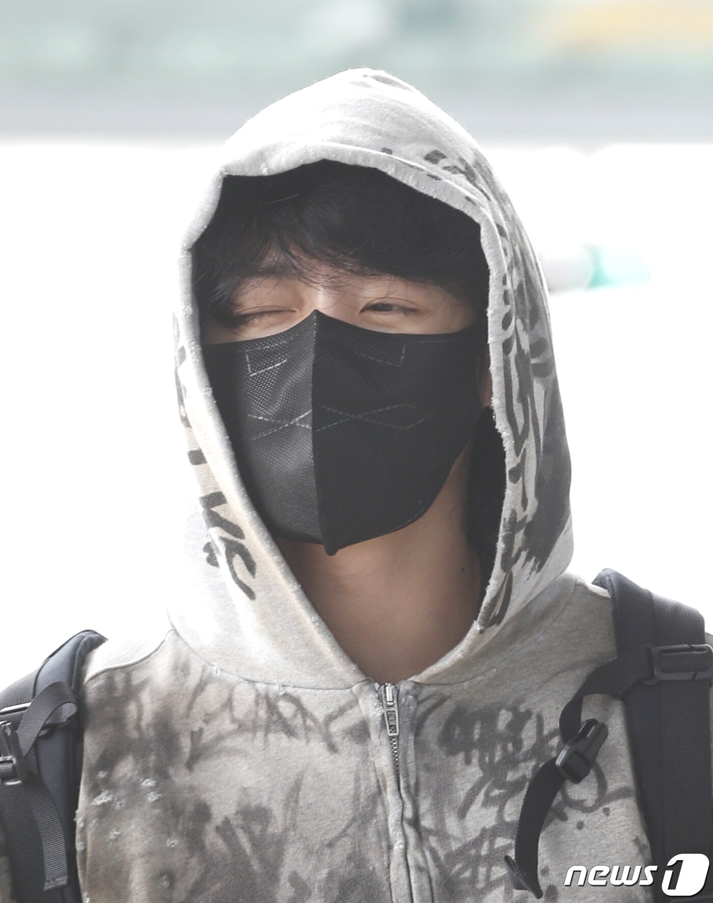 본문 이미지 - 방탄소년단(BTS) 정국이 해외 일정을 위해 12일 인천국제공항을 통해 미국 뉴욕으로 출국하고 있다. ⓒ News1 권현진 기자