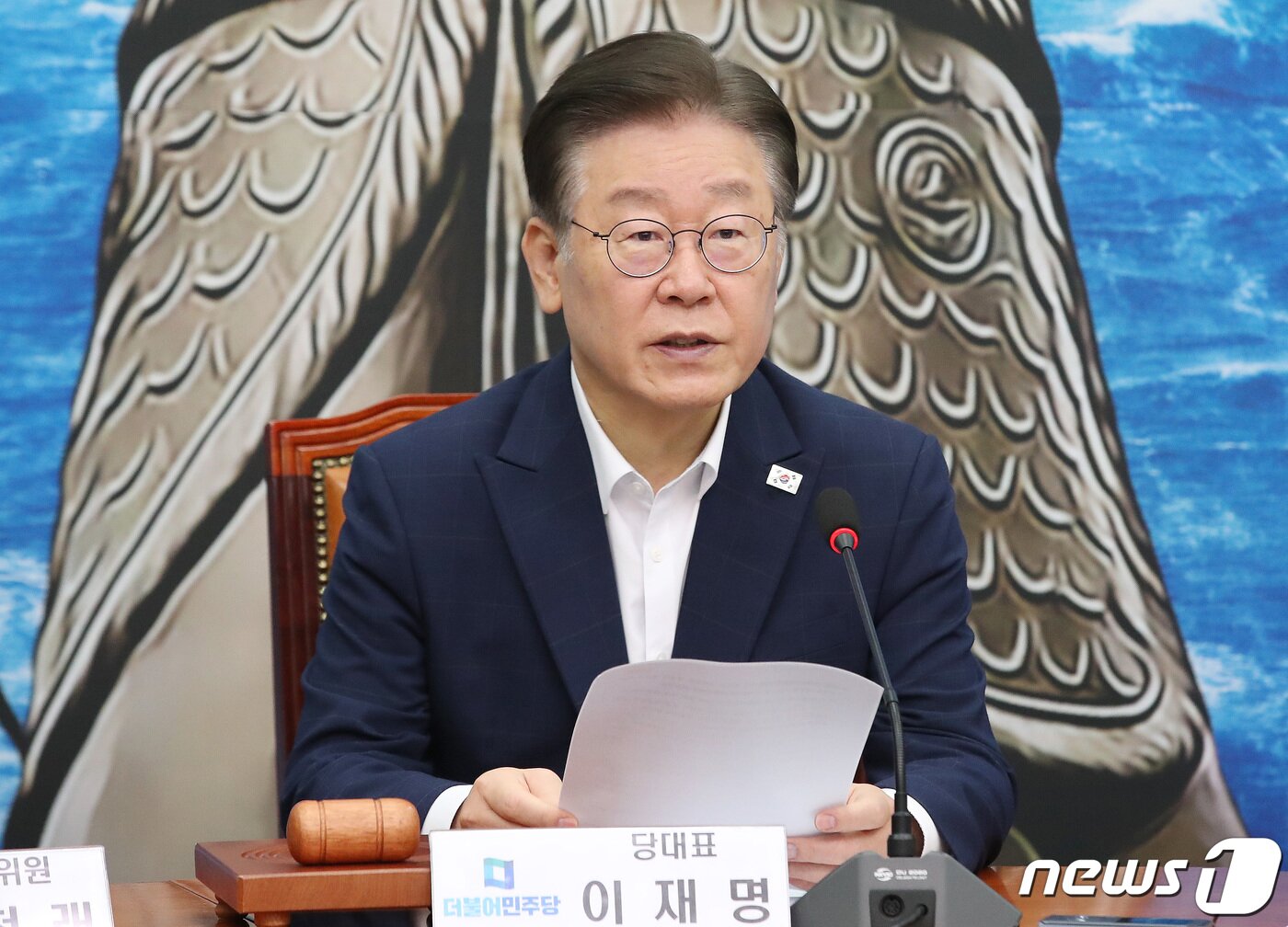 본문 이미지 - 이재명 더불어민주당 대표가 12일 오전 서울 여의도 국회에서 열린 최고위원회의에서 모두발언을 하고 있다. 2023.7.12/뉴스1 ⓒ News1 임세영 기자