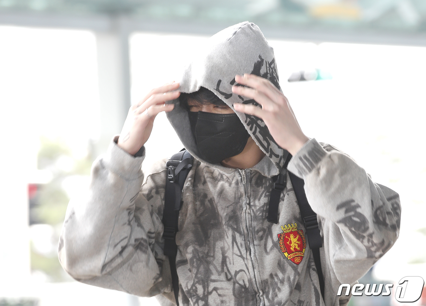 (인천공항=뉴스1) 권현진 기자 = 방탄소년단(BTS) 정국이 해외 일정을 위해 12일 인천국제공항에 도착해 미국 뉴욕으로 출국하고 있다.정국은 오는 14일 오후 1시(한국시간) …