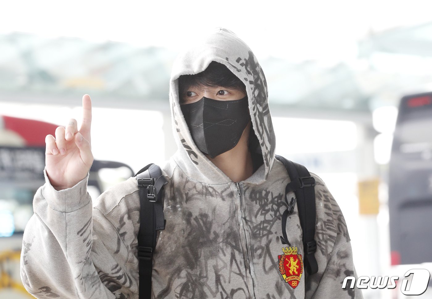 본문 이미지 - 방탄소년단(BTS) 정국이 해외 일정을 위해 12일 인천국제공항에 도착해 미국 뉴욕으로 출국하고 있다. ⓒ News1 권현진 기자