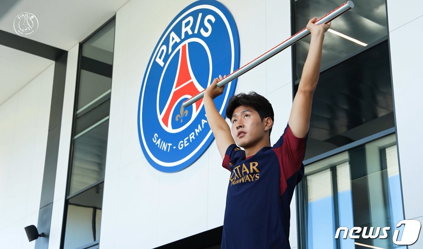 본문 이미지 - 이강인이 파리 생제르맹(PSG) 첫 팀훈련을 소화했다. PSG는 12일(이하 한국시간) 구단 공식 SNS를 통해 “PSG에서 이강인의 첫 발걸음과 첫 집단 훈련”이라며 1분 30초 남짓의 영상을 공개했다. 이강인은 9일 PSG에 공식 합류했다. 등 번호는 19번, 계약 기간은 5년으로 2028년 여름까지다. 사진은 이강인이 신체 테스트를 진행한 뒤 간단한 스트레칭으로 몸을 풀고 있는 모습. (PSG 구단 영상 캡처)2023.7.12/뉴스1