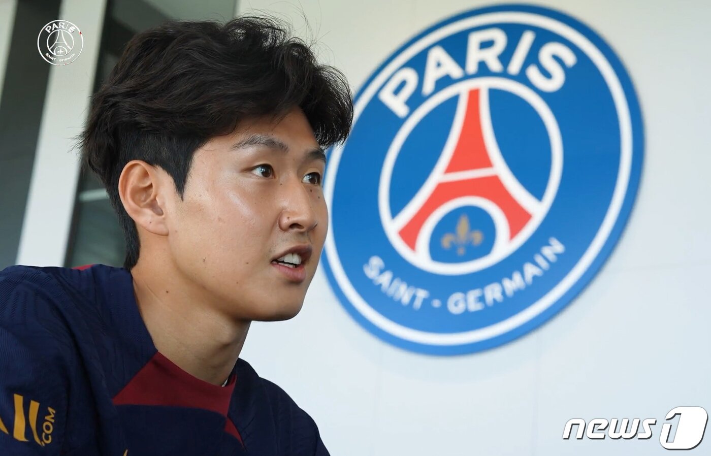 본문 이미지 - 이강인이 파리 생제르맹(PSG) 첫 팀훈련을 소화했다. PSG는 12일(이하 한국시간) 구단 공식 SNS를 통해 “PSG에서 이강인의 첫 발걸음과 첫 집단 훈련”이라며 1분 30초 남짓의 영상을 공개했다. 이강인은 9일 PSG에 공식 합류했다. 등 번호는 19번, 계약 기간은 5년으로 2028년 여름까지다. 사진은 이강인이 신체 테스트를 진행한 뒤 간단한 스트레칭으로 몸을 풀고 있는 모습. (PSG 구단 영상 캡처)2023.7.12/뉴스1