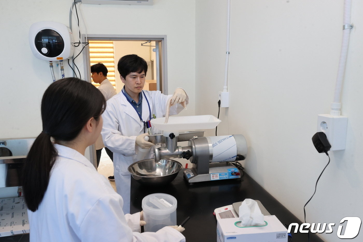 본문 이미지 - 경북 포항시 수산물품질관리센터애서 검사관들이 수산물에 포함된 방사능 검사를 실시하고 있다.(포항시제공)2023.7.12/뉴스1 