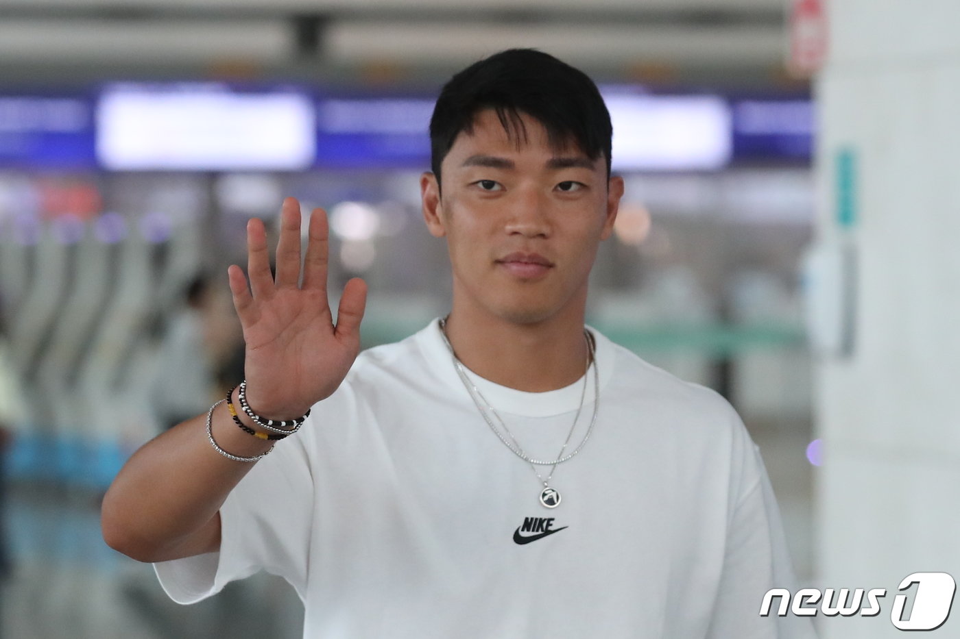 본문 이미지 - 황희찬(잉글랜드 프로축구 울버햄프턴)이 12일 오전 소속팀 훈련 합류를 위해 인천국제공항을 통해 출국하고 있다. 2023.7.12/뉴스1 ⓒ News1 이승배 기자