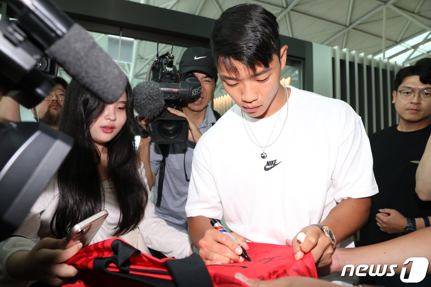 본문 이미지 - 황희찬(잉글랜드 프로축구 울버햄프턴)이 12일 오전 소속팀 훈련 합류를 위해 인천국제공항을 통해 출국하기 앞서 팬들에게 사인을 해주고 있다. 2023.7.12/뉴스1 ⓒ News1 이승배 기자