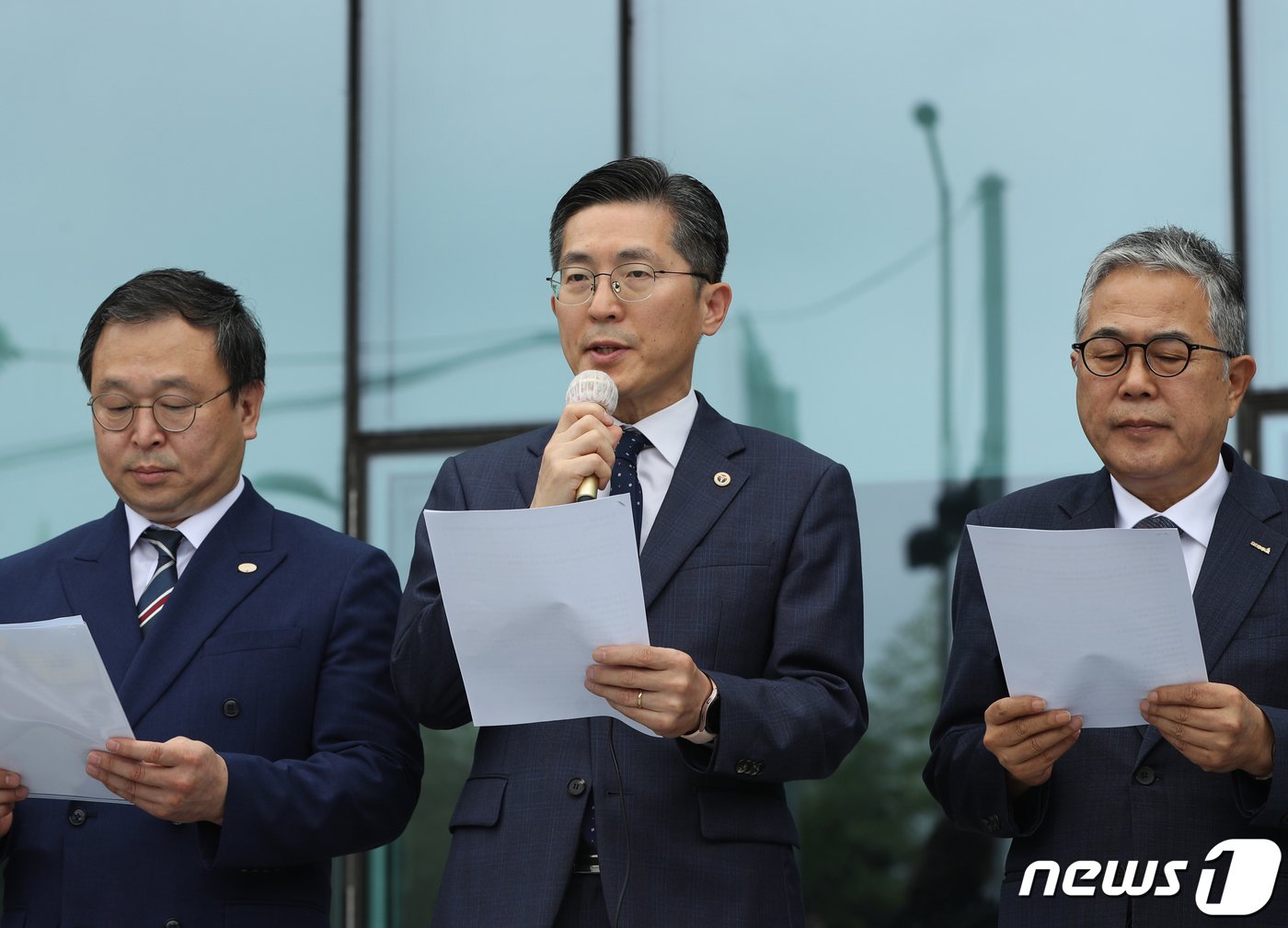 이필수 대한의사협회장을 비롯한 보건복지의료연대 회원들이 12일 서울 용산구 대한의사협회에서 가진 기자회견에서 보건의료노조 총파업에 대한 입장을 밝히고 있다. 보건복지의료연대는 오는 13일로 예정된 보건의료노조 총파업으로 인한 의료 공백이 국민들의 생명을 위협할 수 있다며 정부와의 대화와 협상을 통해 해결할 것을 촉구했다. 2023.7.12/뉴스1 ⓒ News1 신웅수 기자