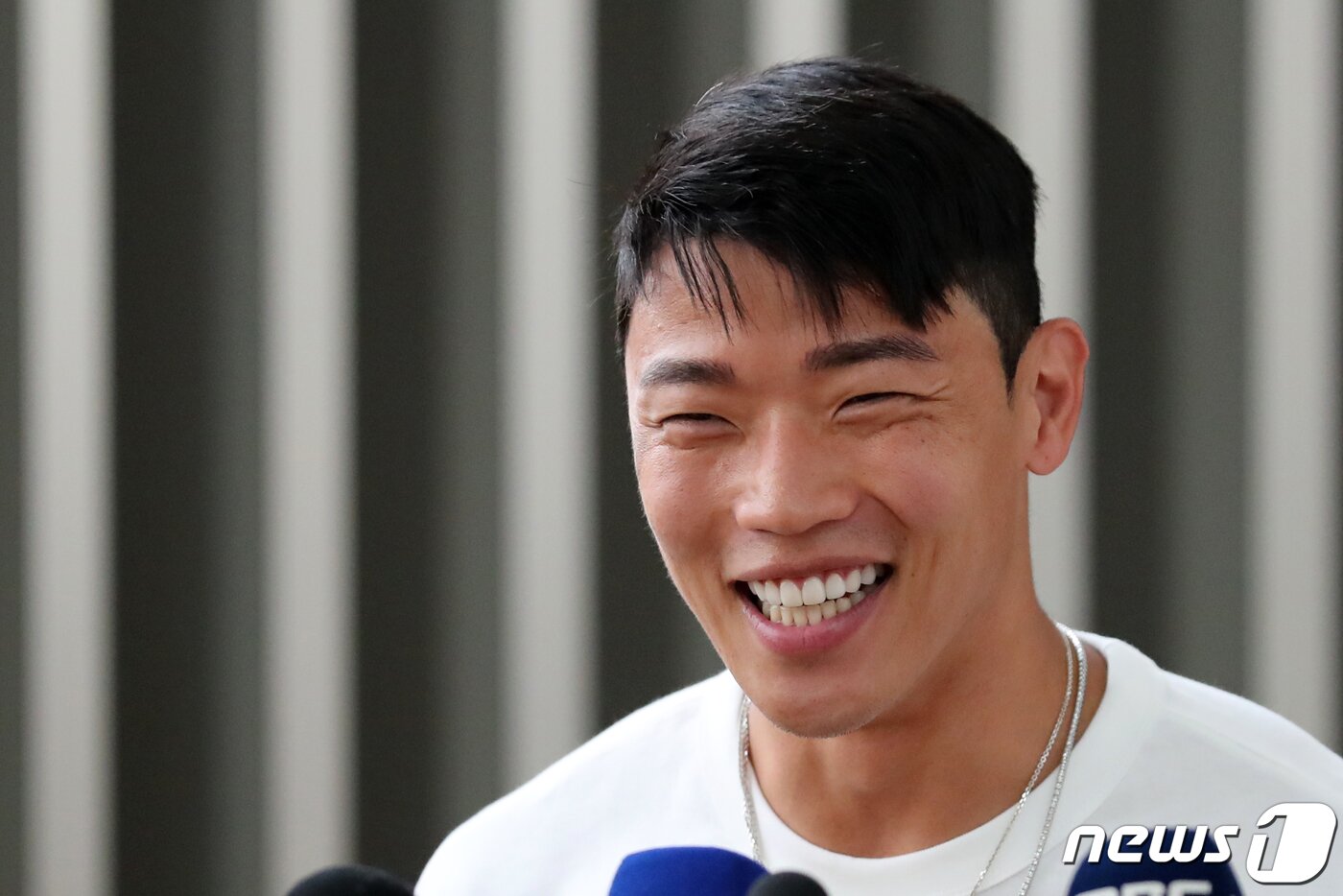 본문 이미지 - 황희찬(잉글랜드 프로축구 울버햄프턴)이 12일 오전 소속팀 훈련 합류를 위해 인천국제공항을 통해 출국하기 앞서 취재진과 인터뷰하고 있다. 2023.7.12/뉴스1 ⓒ News1 이승배 기자