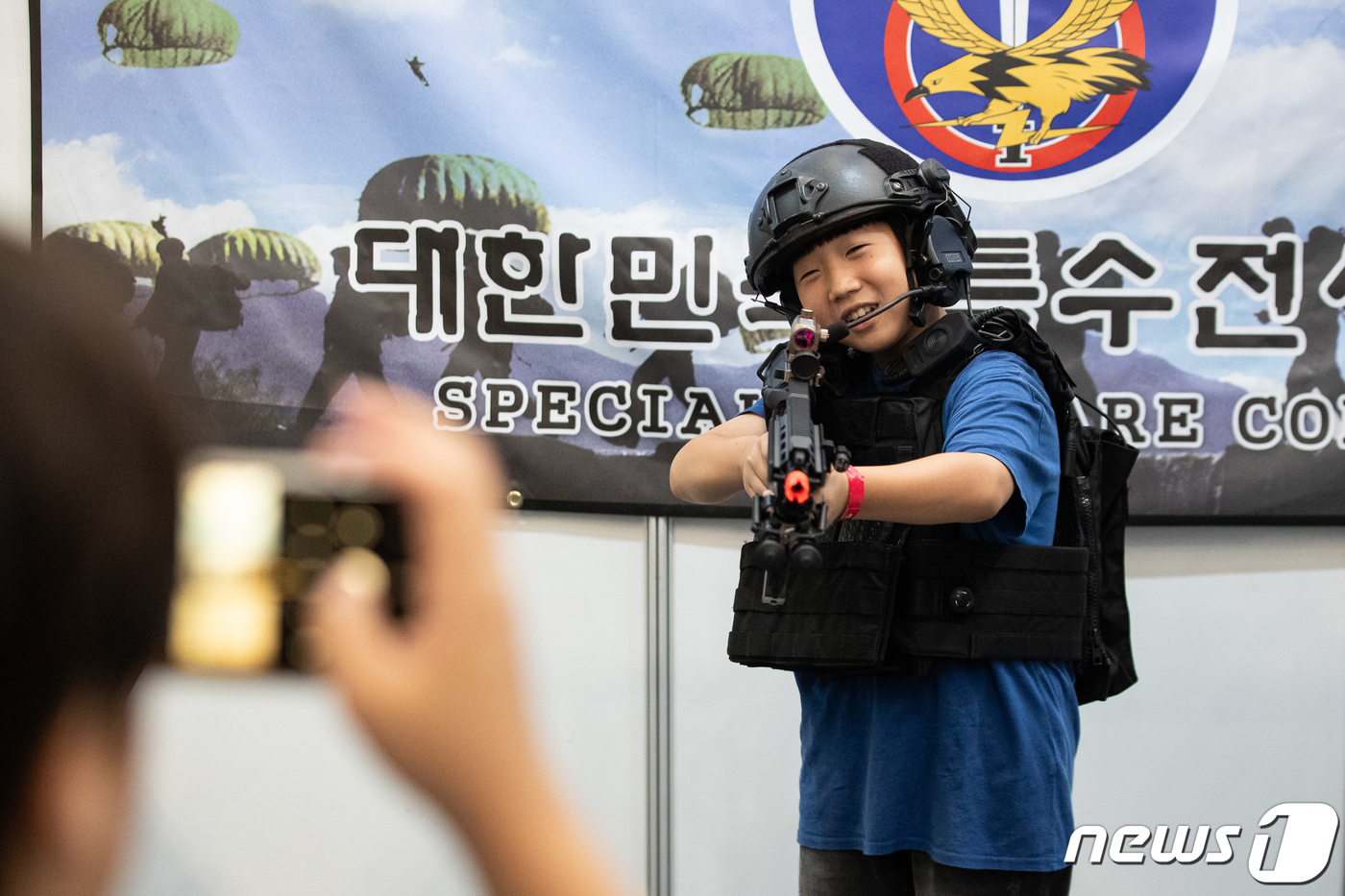 (서울=뉴스1) 유승관 기자 = 12일 서울 동대문디자인플라자(DDP)에서 열린 2023 서울진로직업박람회를 찾은 한 학생이 특수부대 복장 체험을 하고 있다.올해로 20주년을 맞는 …