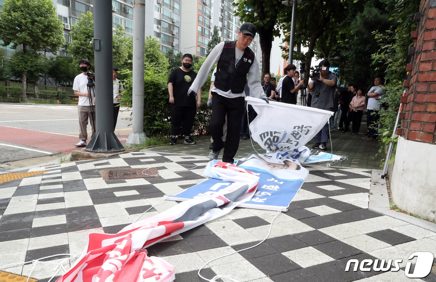 인천시 연수구 관계자가 인천시 연수구 동춘동의 거리에 걸린 정당현수막을 철거하고 있다. 2023.7.12/뉴스1 ⓒ News1 정진욱 기자