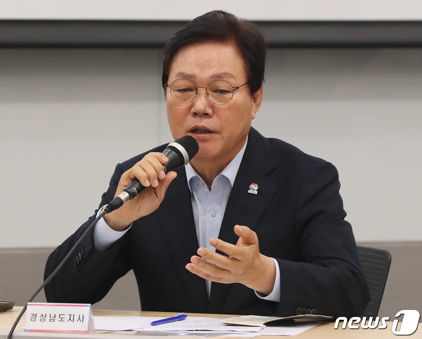 본문 이미지 - 박완수 경남도지사가 12일 오후 부산항국제전시컨벤션센터 회의실에서 '부산·경남 행정통합 여론조사 결과'와 관련해 후속 계획에 대한 공동 입장을 발표하고 있다.  2023.7.12/뉴스1 ⓒ News1 윤일지 기자