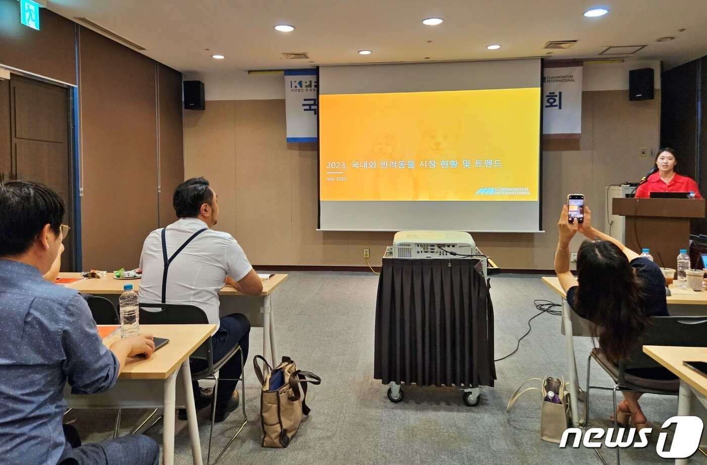 본문 이미지 - 문경선 유로모니터 한국 리서치 총괄이 11일 서울 강남구 코엑스에서 '2023 국내외 펫케어 시장 현황' 설명회에서 발표를 하고 있다. ⓒ 뉴스1 최서윤 기자