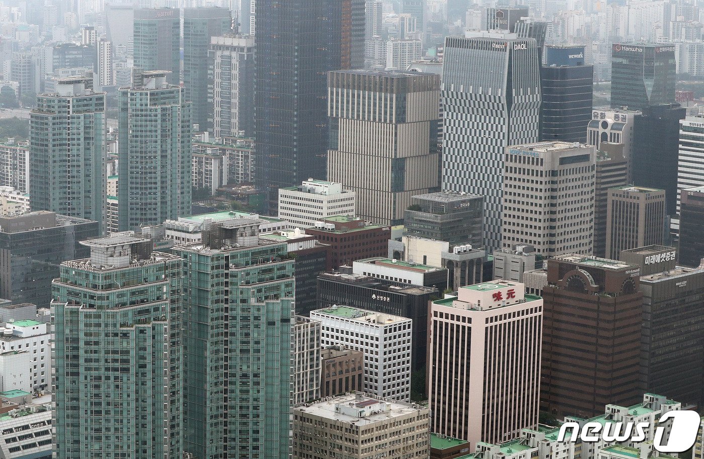 본문 이미지 - 서울 여의도 63빌딩에서 바라본 오피스텔이 밀집한 빌딩들. 2023.7.12/뉴스1 ⓒ News1 박세연 기자