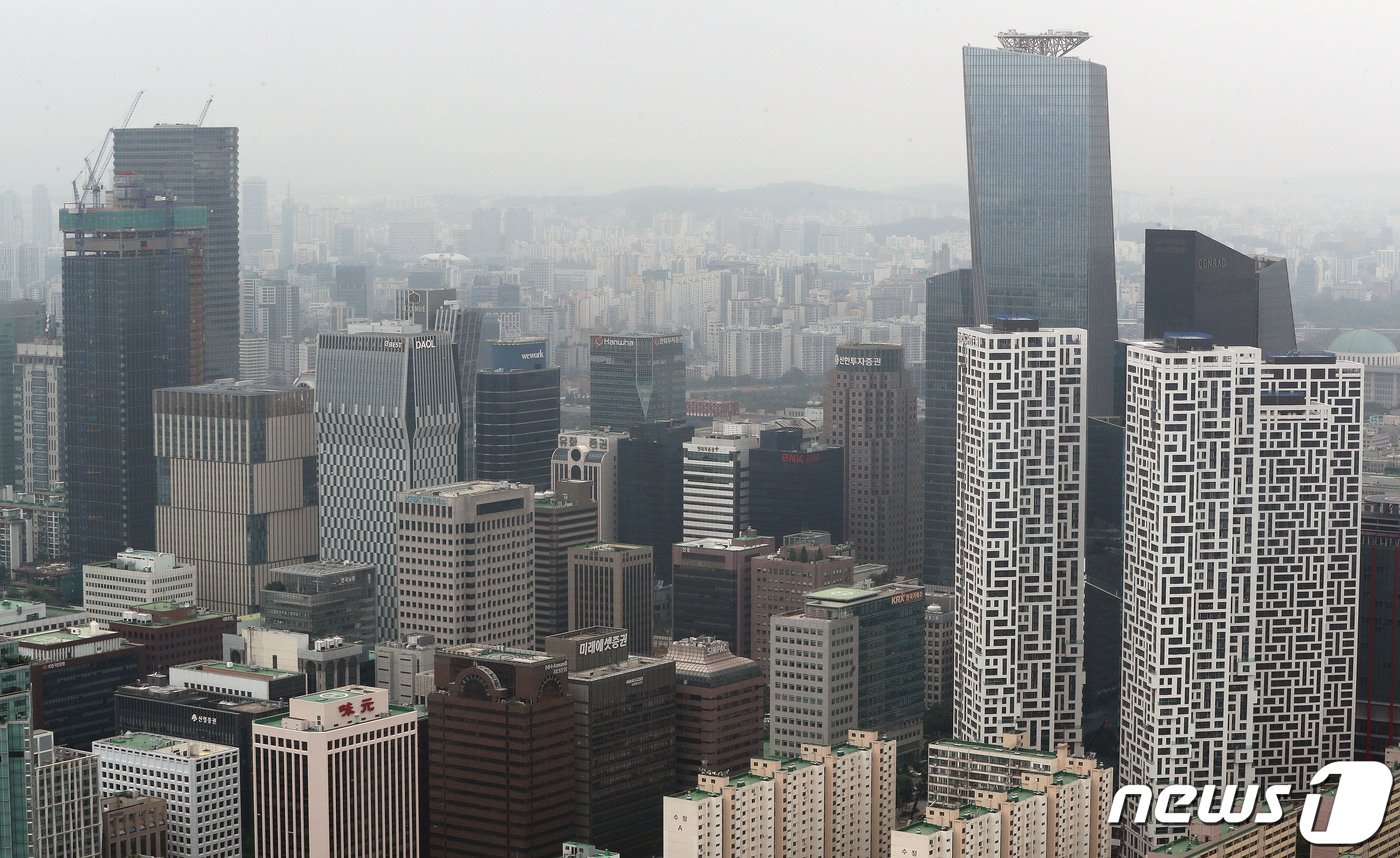 본문 이미지 - 사진은 12일 서울 여의도 63빌딩에서 바라본 오피스텔이 밀집한 빌딩 모습. 2023.7.12/뉴스1 ⓒ News1 박세연 기자