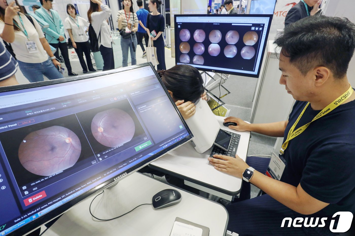 본문 이미지 - 12일 서울 강남구 코엑스에서 열린 디지털 헬스케어·제약장비 박람회 '바이오플러스-인터펙스 코리아 2023'에서 업체 관계자들이 인공지능 망막진단 플랫폼 시연을 하고 있다. 2023.7.12/뉴스1 ⓒ News1 민경석 기자