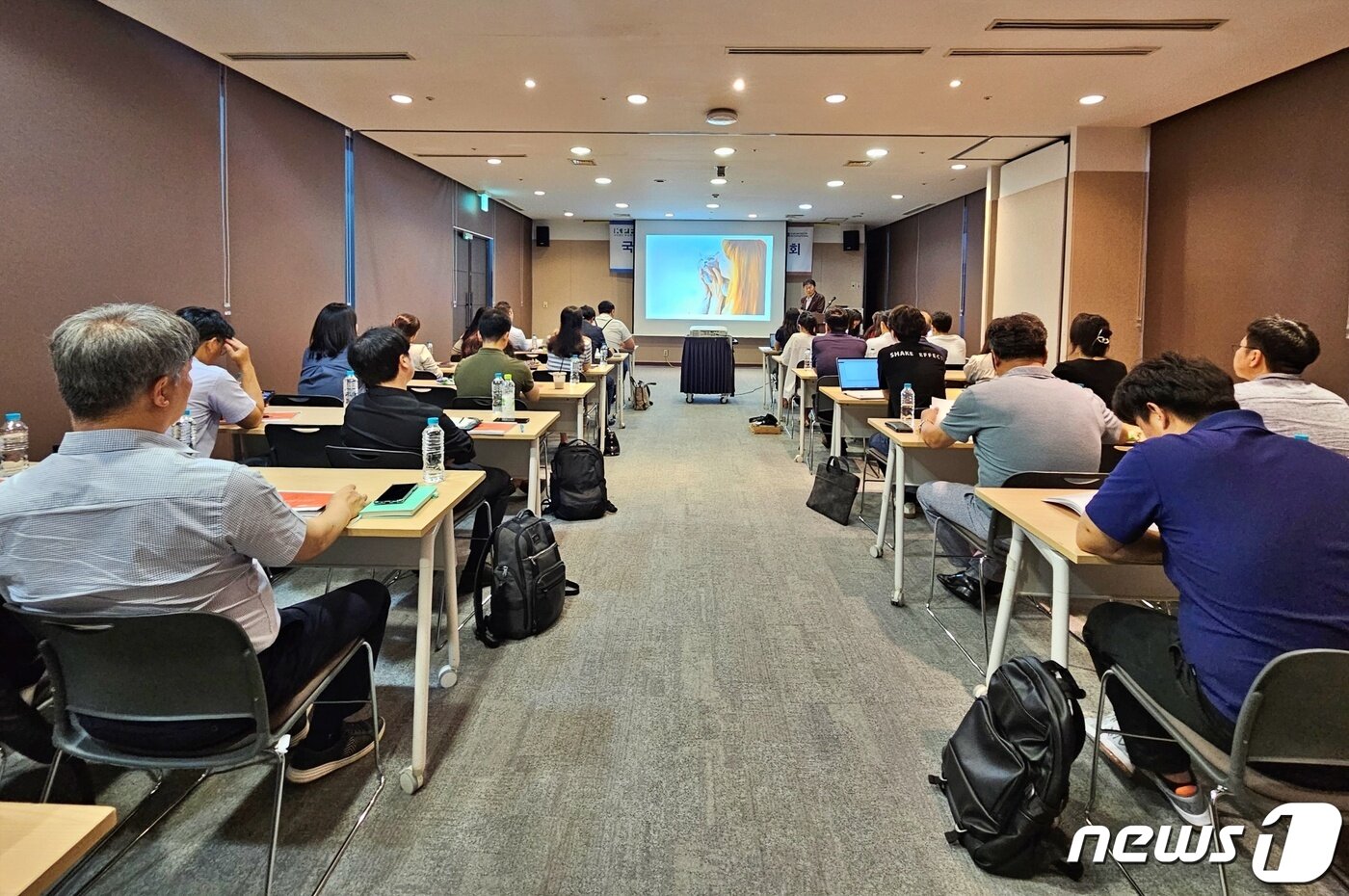 본문 이미지 - 김상덕 한국펫사료협회 회장이 11일 서울 강남구 코엑스에서 열린 '2023 국내외 펫케어 시장 현황' 설명회에서 발표를 하고 있다. ⓒ 뉴스1 최서윤 기자