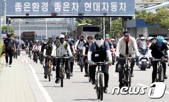 현대자동차 울산공장 명촌정문에서 오전조 근로자들이 퇴근을 하고 있다. (자료사진) 2023.7.12/뉴스1 © News1 조민주 기자