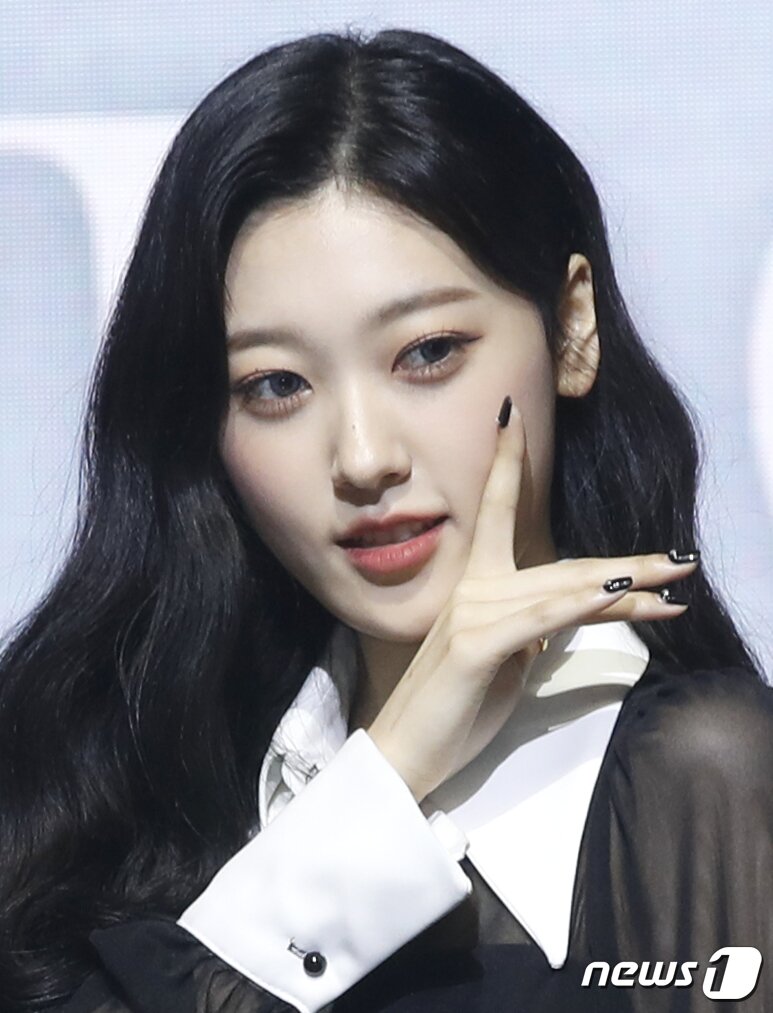 본문 이미지 - 그룹 오드아이써클(ODE EYE CIRCLE) 최리가 12일 서울 광진구 예스24 라이브홀에서 가진 새 미니앨범 '버젼업(Version Up)' 발매 쇼케이스에서 포즈를 취하고 있다. 2023.7.12/뉴스1 ⓒ News1 권현진 기자