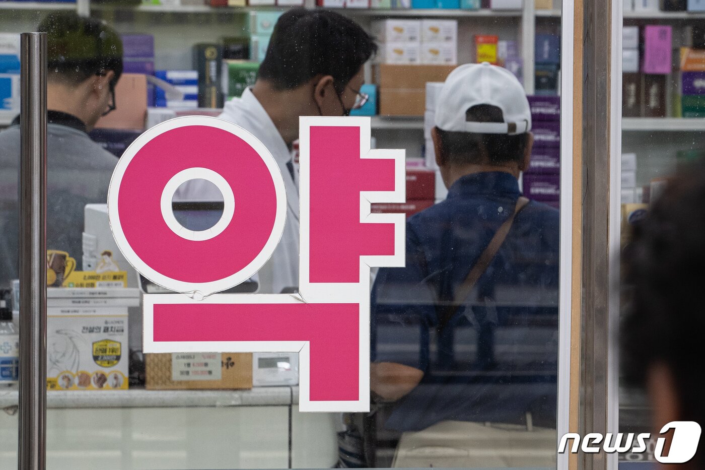본문 이미지 - 12일 서울 종로구 한 약국에서 시민들이 약을 구입하고 있다. 2023.7.12/뉴스1 ⓒ News1 유승관 기자