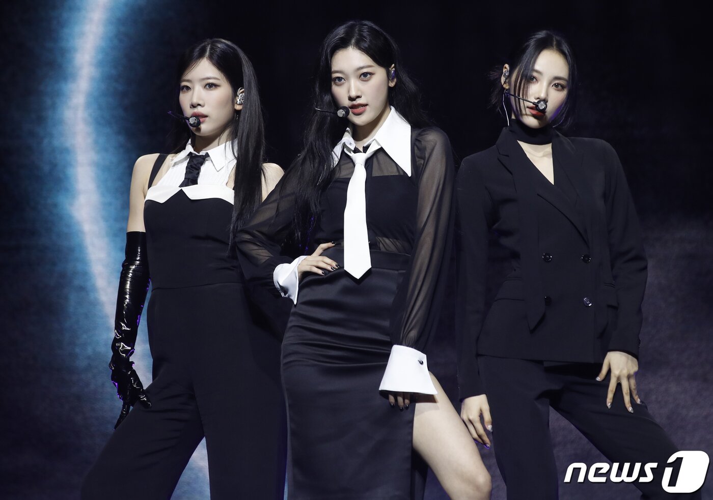 본문 이미지 - 그룹 오드아이써클(ODE EYE CIRCLE) 김립(왼쪽부터)과 최리, 진솔이 12일 서울 광진구 예스24 라이브홀에서 가진 새 미니앨범 '버젼업(Version Up)' 발매 쇼케이스에서 신곡을 선보이고 있다. 2023.7.12/뉴스1 ⓒ News1 권현진 기자