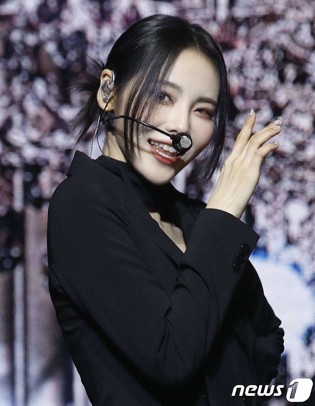 본문 이미지 - 그룹 오드아이써클(ODE EYE CIRCLE) 진솔이 12일 서울 광진구 예스24 라이브홀에서 가진 새 미니앨범 '버젼업(Version Up)' 발매 쇼케이스에서 신곡을 선보이고 있다. 2023.7.12/뉴스1 ⓒ News1 권현진 기자