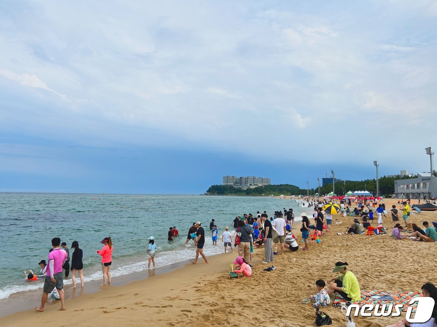 본문 이미지 - 지난 9일 강원 속초해수욕장 모습.(속초시 제공) 2023.7.12/뉴스1