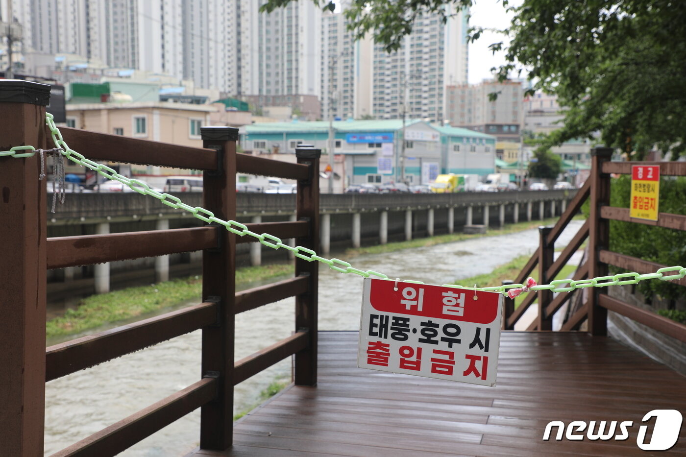 본문 이미지 - 12일 오후 부산 사상구 학장천 계단에 '출입금지' 팻말이 설치돼 있다.2023.7.12/뉴스1 ⓒ News1 노경민 기자