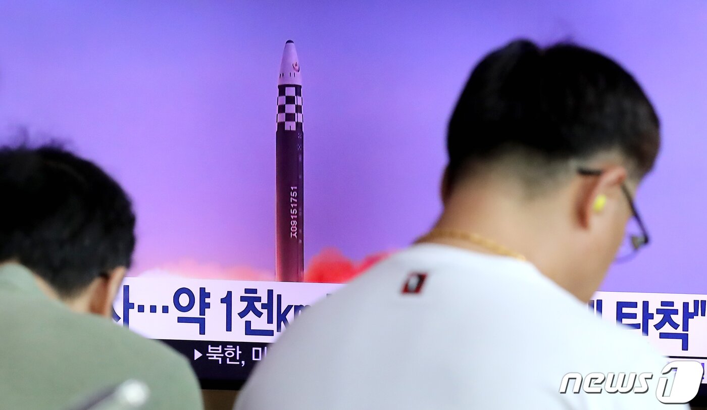 본문 이미지 - 북한이 동해상으로 대륙간탄도미사일(ICBM)을 발사한 12일 서울 중구 서울역 대합실에서 시민들이 북한 미사일 발사 관련 뉴스를 시청하고 있다. 합동참모본부에 따르면 고각(高角)으로 발사된 이번 ICBM은 고도 6000㎞ 이상까지 올라가 북한이 발사한 미사일 중 가장 장시간인 74분을 비행한 것으로 파악됐다. 2023.7.12/뉴스1 ⓒ News1 장수영 기자