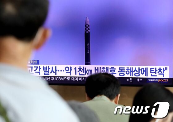 북한이 동해상으로 대륙간탄도미사일(ICBM)을 발사한 12일 서울 중구 서울역 대합실에서 시민들이 북한 미사일 발사 관련 뉴스를 시청하고 있다. 합동참모본부에 따르면 고각(高角)으로 발사된 이번 ICBM은 고도 6000㎞ 이상까지 올라가 북한이 발사한 미사일 중 가장 장시간인 74분을 비행한 것으로 파악됐다. 2023.7.12/뉴스1 © News1 장수영 기자