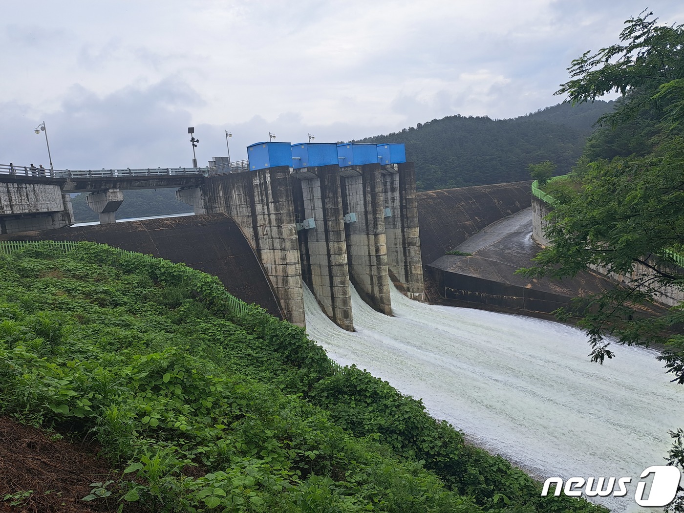 (완주=뉴스1) 이지선 기자 = 지난 11일 한국농어촌공사가 전북 완주군 경천저수지 수문을 열고 홍수 예방을 위해 사전방류를 실시하고 있다.(한국농어촌공사 제공)2023.7.12/ …