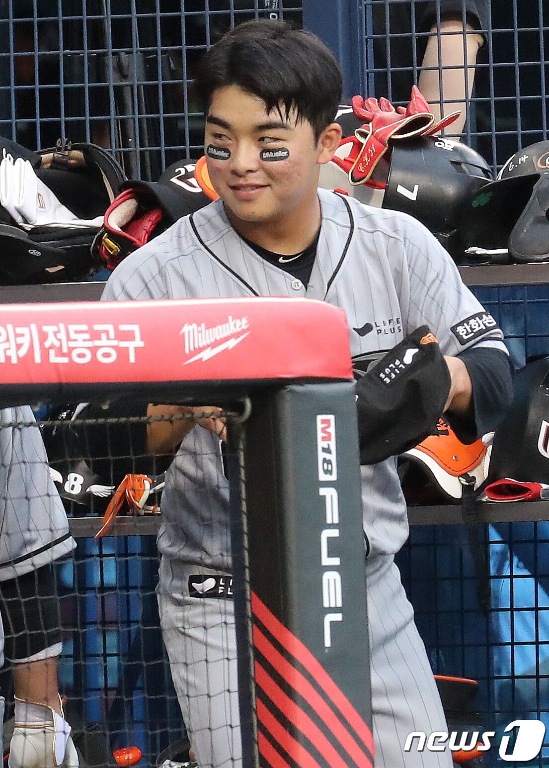 본문 이미지 - 12일 오후 서울 송파구 잠실야구장에서 열린 프로야구 '2023 신한은행 SOL KBO리그' 한화와 LG의 경기에서 1회초 2타점 2루타를 친 후 덕아웃에 들어온 한화 문현빈이 미소를 짓고 있다. 2023.7.12/뉴스1 ⓒ News1 박세연 기자