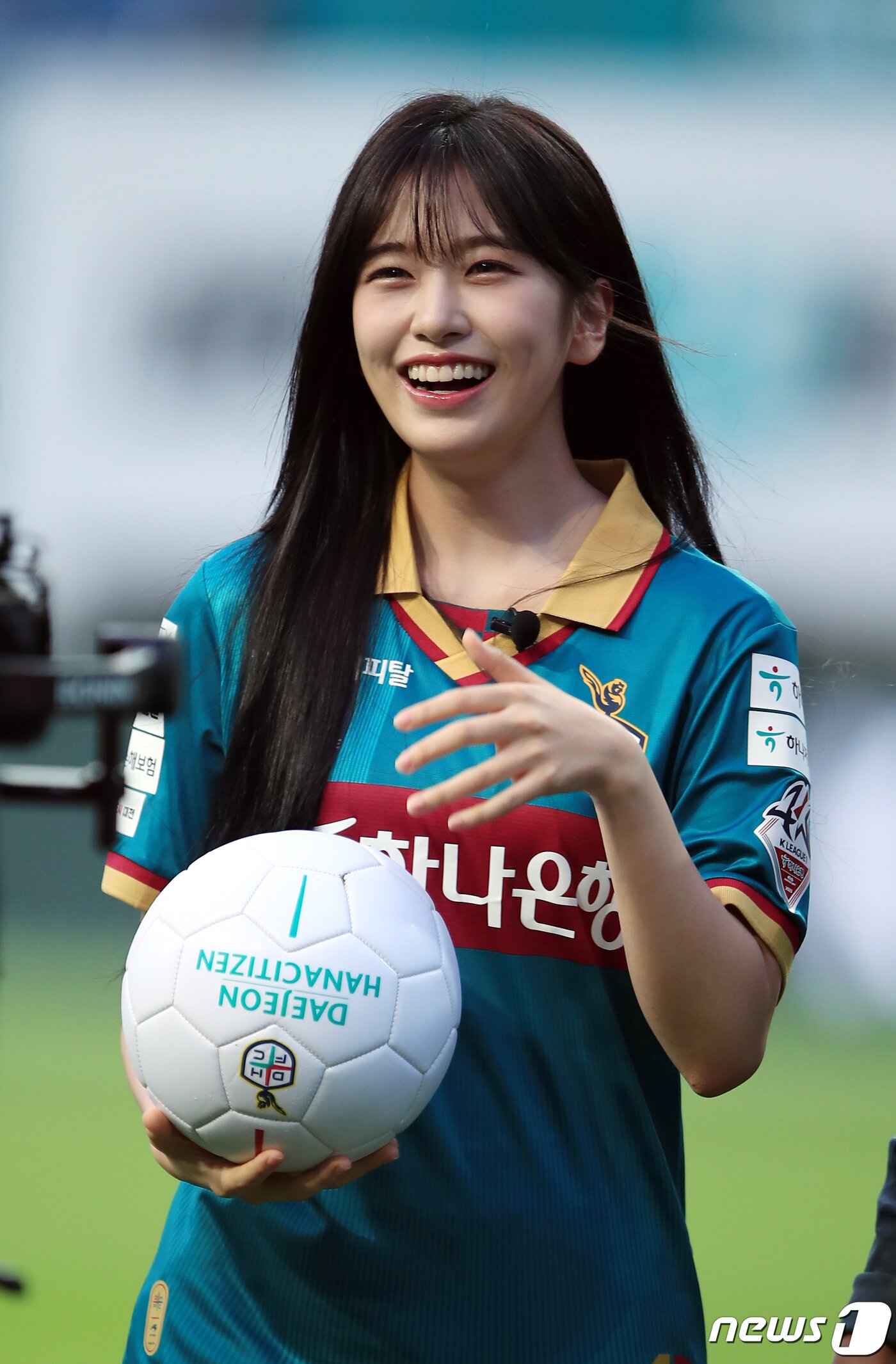 본문 이미지 - 하나금융그룹 모델이자 걸그룹 아이브 멤버 안유진이 12일 오후 대전 유성구 노은동 대전월드컵경기장에서 열린 2023 하나원큐 K리그1 22라운드 대전하나시티즌과 전북현대모터스의 경기에서 시축을 마친 뒤 환하게 웃고 있다. 2023.7.12/뉴스1 ⓒ News1 박정호 기자